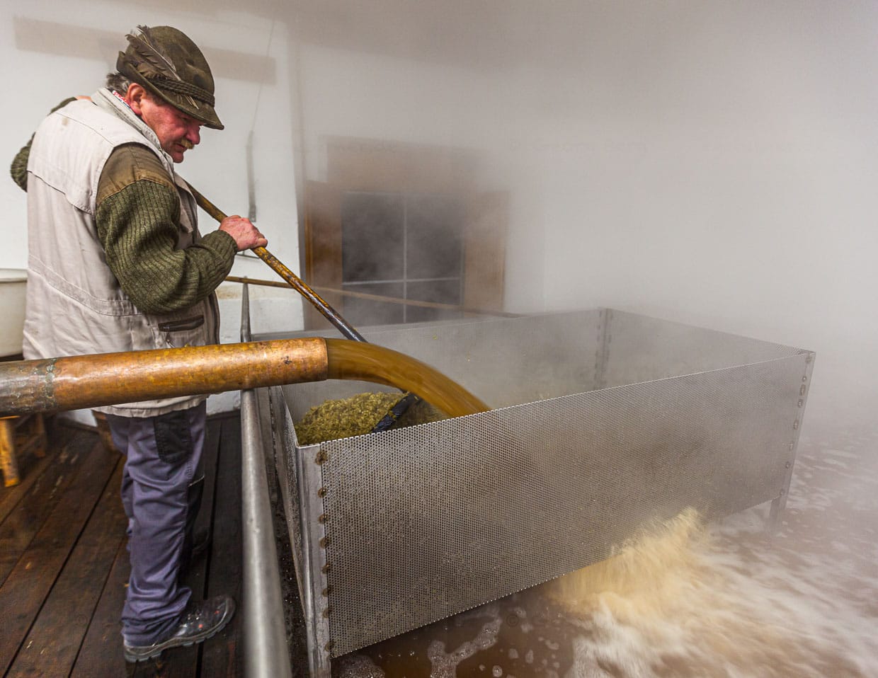 Beim Einlaufen der Stammwürze in das Kühlschiff wird der Hopfen abgetrennt
