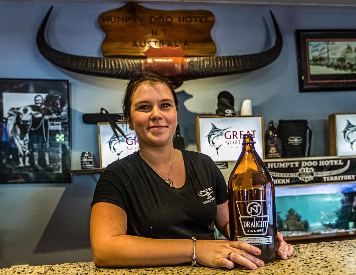 Die Theke des weltberühmten Humpty Doo Hotels. Stolz wird hier ein Exemplar des inzwischen nicht mehr erlaubten Darwin Stubby gezeigt, eine Bierflasche von 2,25 Liter Fassungsvermögen. Sie wurde früher nicht nur von Brahman Bullen sondern auch von Menschen um die Wette leer getrunken. Humpty Doo ist in ganz Australien für seinen Stubby Wettbewerb bekannt / © Foto: Georg Berg