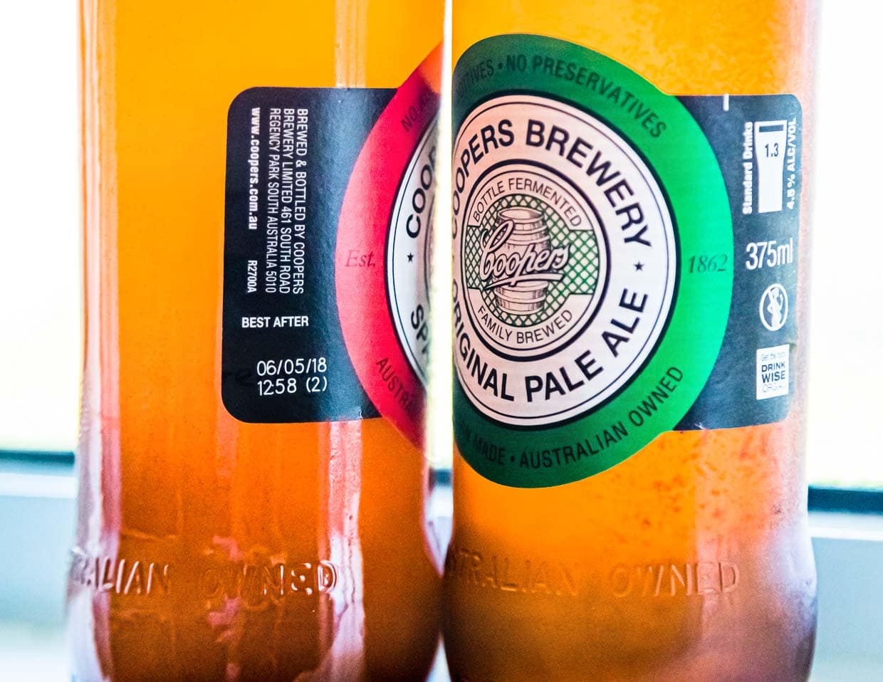 Das australische Coopers stellt statt eines Verfallsdatums: BEST AFTER. Der Grund: Nach dem Brauvorgang wird noch ein zweiter Flaschengärprozess in Gang gesetzt, der nach 14 Tagen abgeschlossen ist. Vor dem Öffnen solten die Flaschen gerollt werden, damit die erwünschte Trübung sich voll entfalten kann.