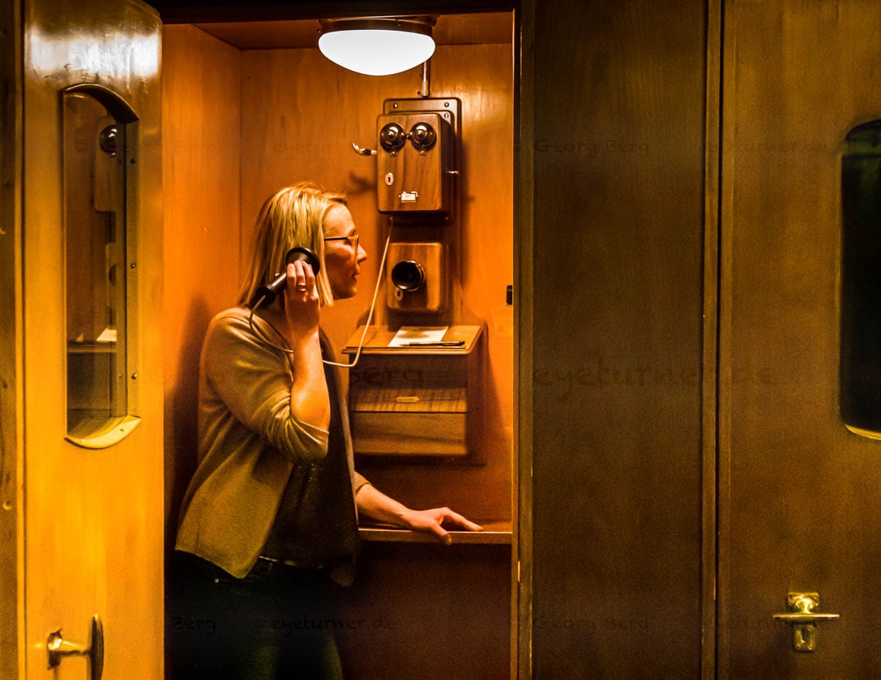 Die alte Telefonkabine im Waldhaus ist heute Handy-Rückzugsort zum Wohle aller Gäste, die die Salons und vielen anderen Plätze im Haus zum Lesen, Spielen, Reden oder Denken nutzen möchten. Angenehme Zeiten, als das Telefon in einer eigenen Kabine verortet war und nicht in jedermanns Hosentasche / © Foto: Georg Berg