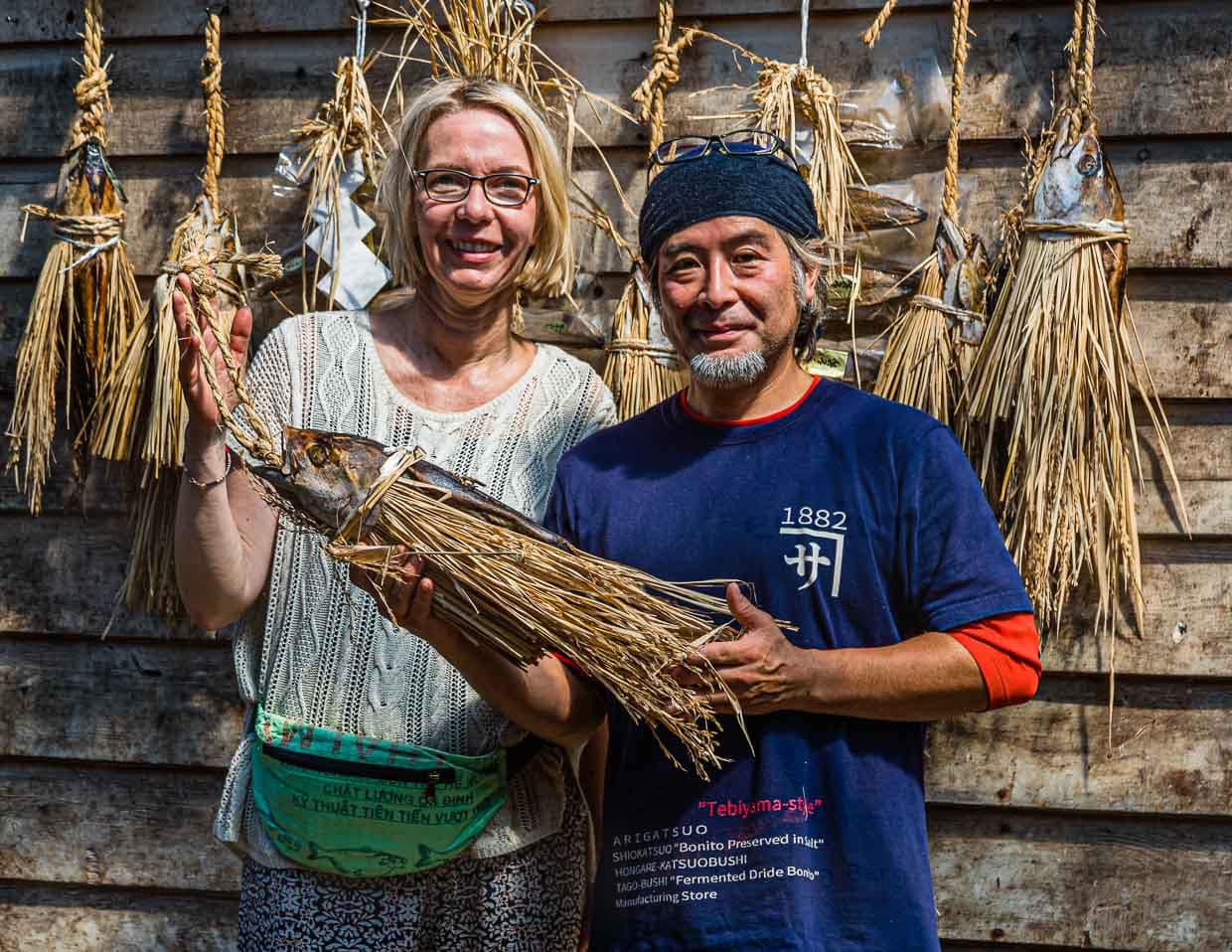 Journalistin Angela Berg neben Yasuhisa Seriwaza mit dem traditionellen Shio-Katsuo, dem Bonito im Bastkleid / © Foto: Georg Berg