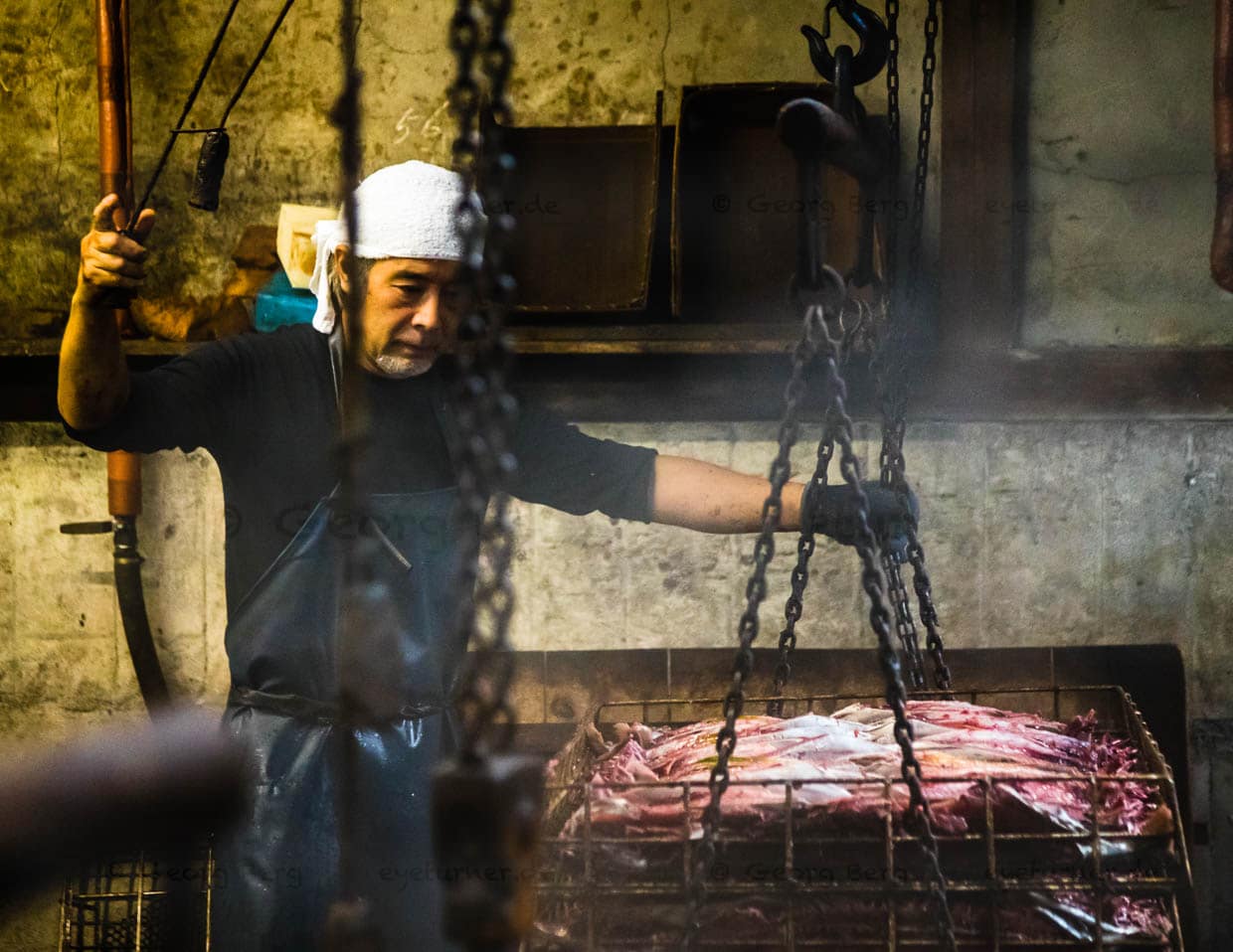 "Shakuju" ist absolute Chefsache. Für jedes Tauchbecken hat Serizawa eine eigene Uhr. Das Wasser darf nie kochen, es darf nur köcheln und der ganze Vorgang zwei Stunden nicht überschreiten / © Foto: Georg Berg