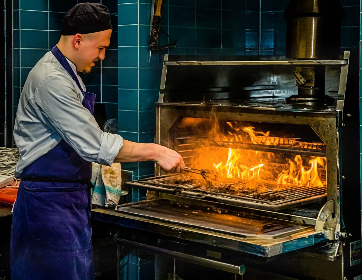 Heißgeliebt vom Küchenteam: im Josper Grill werden die Stücke vom heimischen Black Angus perfekt zubereitet / © Foto: Georg Berg