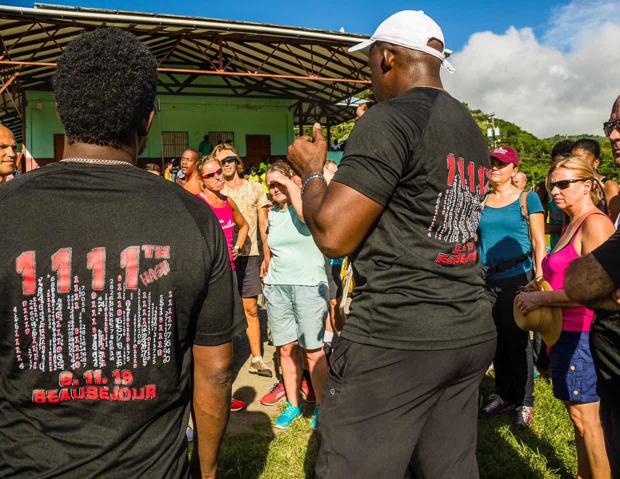 Im schwarzen Jubiläums-T-Shirt erklärt das Hash-Mouth die Regeln und einige Besonderheiten der heutigen Strecke / © Foto: Georg Berg