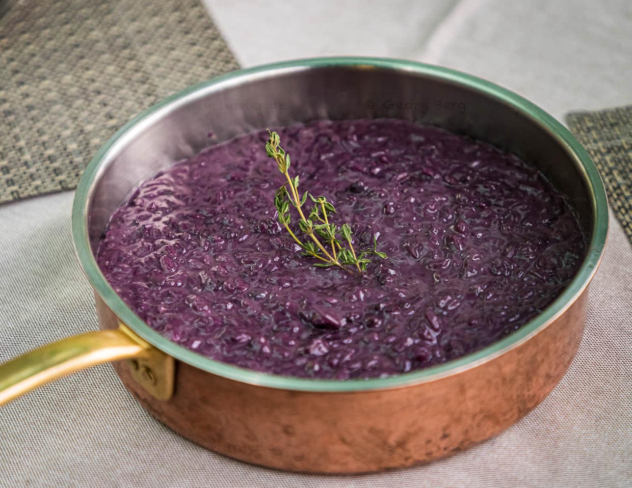 Risotto mit Blaubeeren und Zincarlin serviert in einem Kupfertopf. In Circolo di Balerna, Tessin, Schweiz / © Foto: Georg Berg