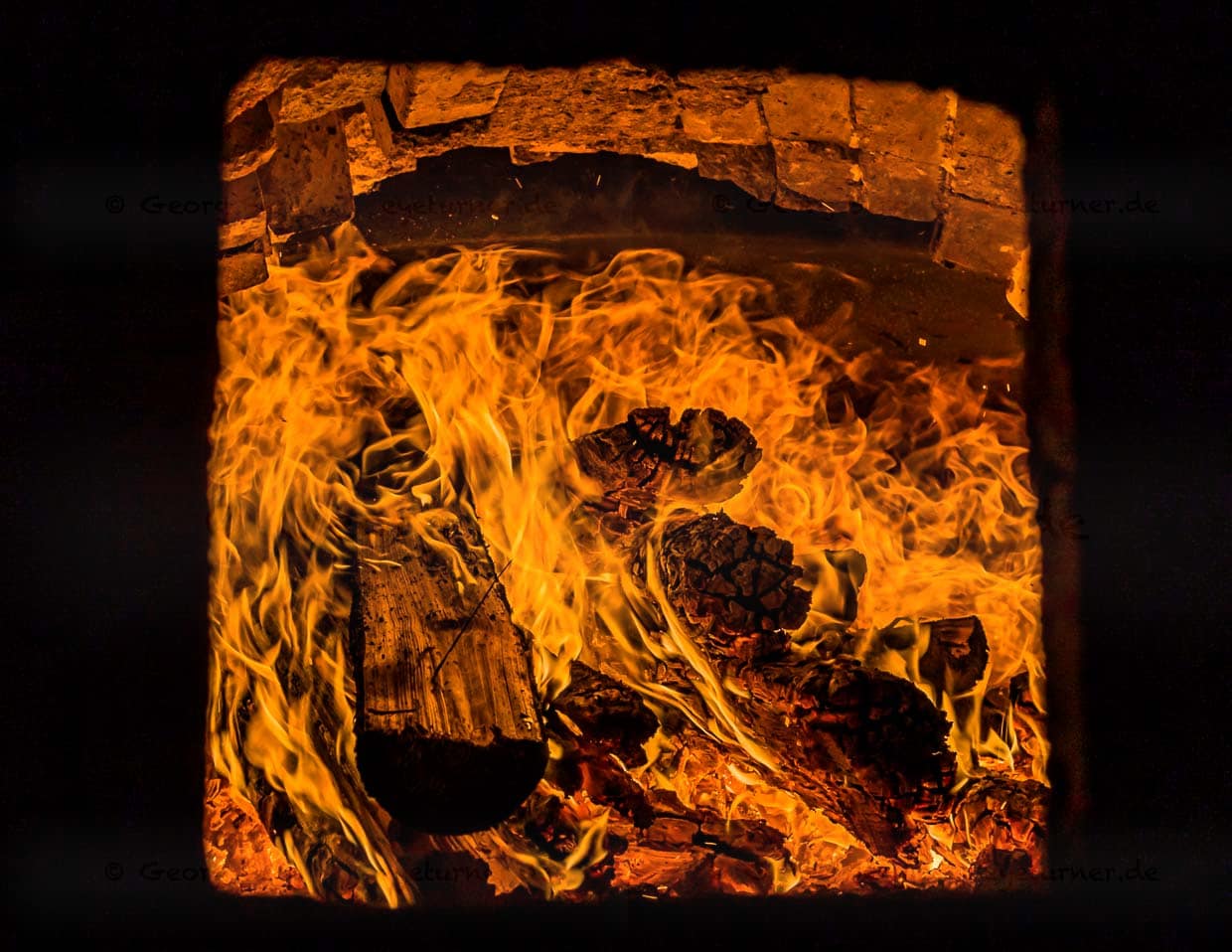 Am Mittag gibt das Feuer die maximale Leistung ab. Zoigl-Brauen in der Oberpfalz