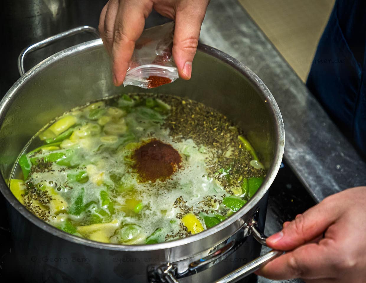 Simon Klein bei der Zubereitung der Bohnensuppe mit Rauchbier, Safran und Bohnenkraut / © Foto: Georg Berg