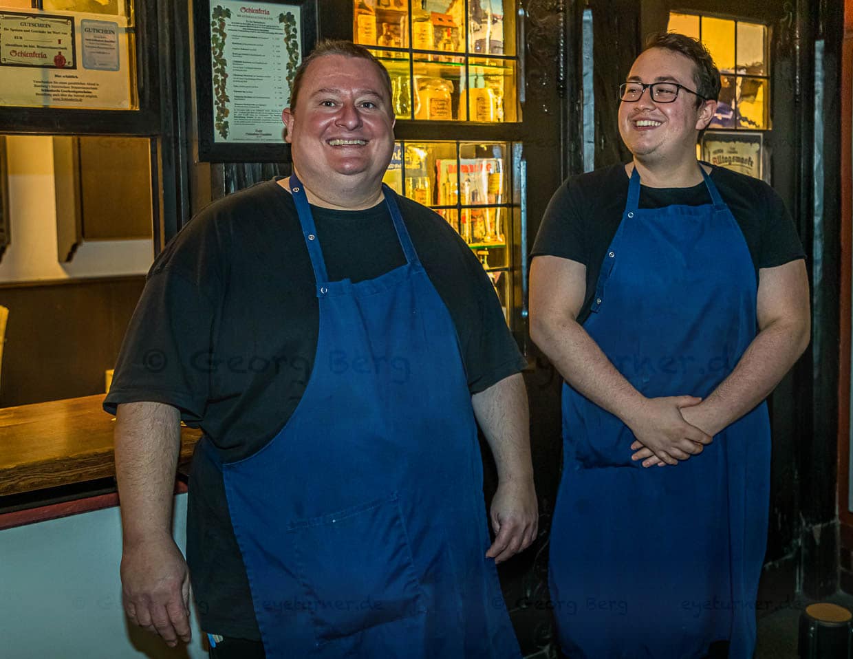 Wolfgang Theis, Chefkoch (links) und Simon Klein, Historiker, machen das kulinarische Mittelalter wieder lebendig. Die historischen Räumlichkeiten in der Gaststätte Schlenkerla verpassen dem Konzept der beiden Rezeptforscher das perfekte Ambiente / © Foto: Georg Berg