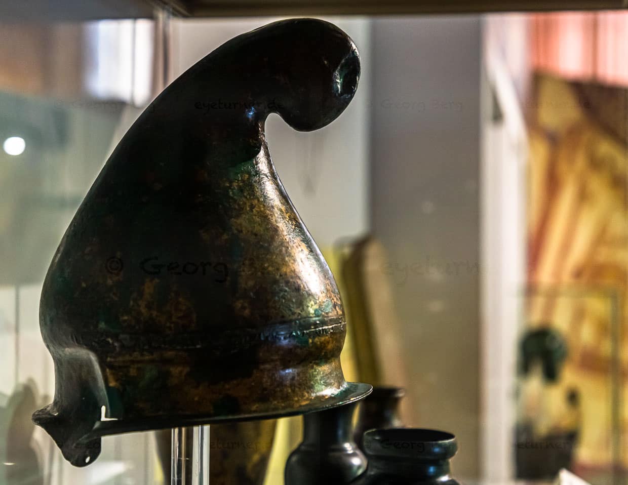 Die typischen Helme der Thraker sind aus Eisen und wie eine Zipfelmütze geformt / © Foto: Georg Berg