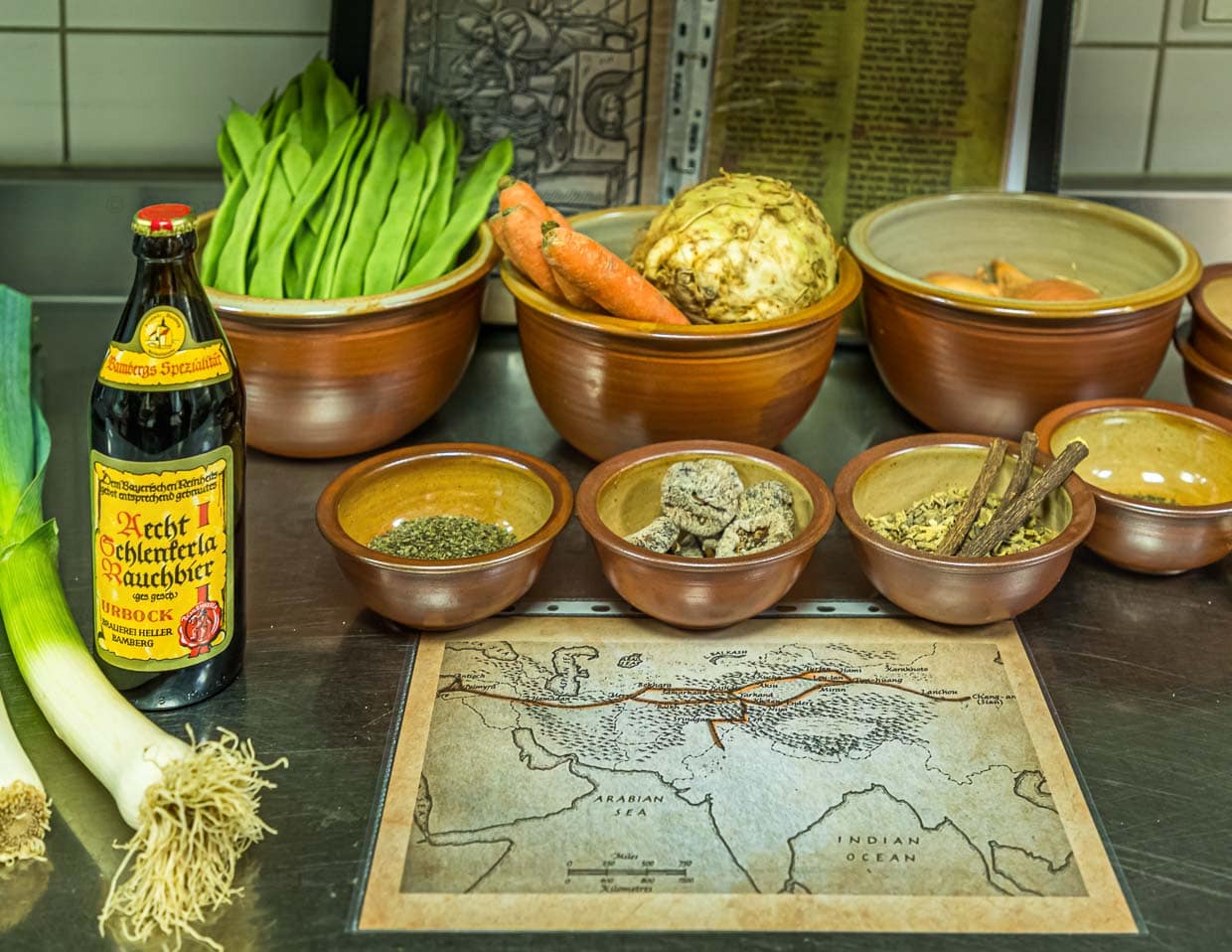 Smoked beer is available all year round. You can even cook with smoked beer. The Schlenkerla brewery offers many dates for this. New at Schlenkerla is a medieval meal based on old recipes and with the aromas of smoked beer / © Photo: Georg Berg