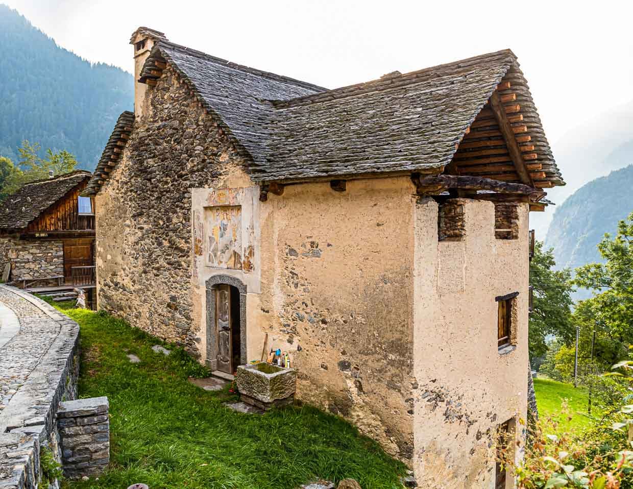In Cerentino, you can stay in the lavishly renovated historic patrician house Cà Vegia, with centuries-old original furniture but no electricity. The sink is located in front of the entrance door, Circolo della Rovana, Switzerland / © Photo: Georg Berg