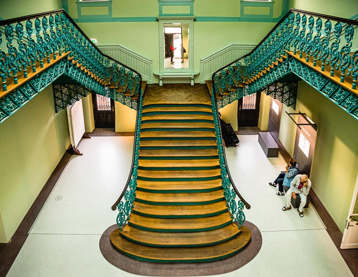 While the entrance area of the former bathhouse of Bad Kissingen radiates beautiful architecture and opulence... / © Photo: Georg Berg
