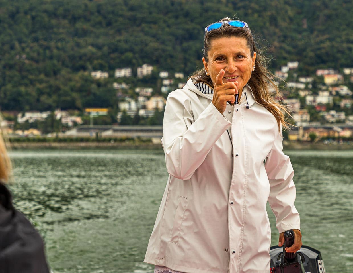 Auf dem See zuhause. Gabriella Monfredini ist Gastgeberin bei Swiss Tavolata und fährt leidenschaftlich gerne mit ihrem Boot raus auf den See / © Foto: Georg Berg