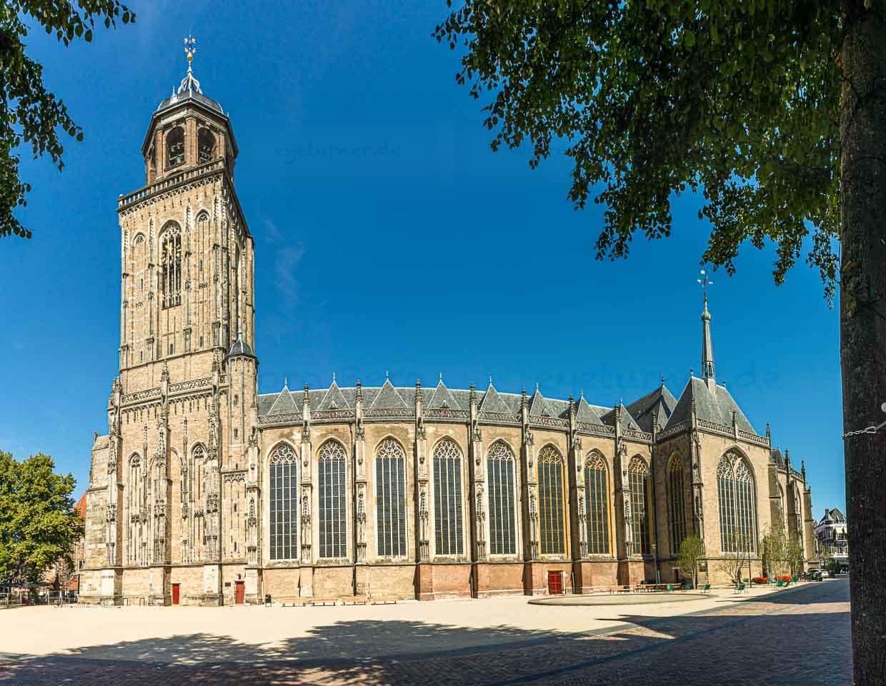 Lebuïnuskirche in Deventer mit dem 2022 neu gestaltetem Vorplatz. Früher parkten rund um die Kirche Autos, heute gehört der Platz wieder den Bewohnern der Stadt mit Wasserspiel, Sitzbänken und Kinderspielplatz / © Foto: Georg Berg