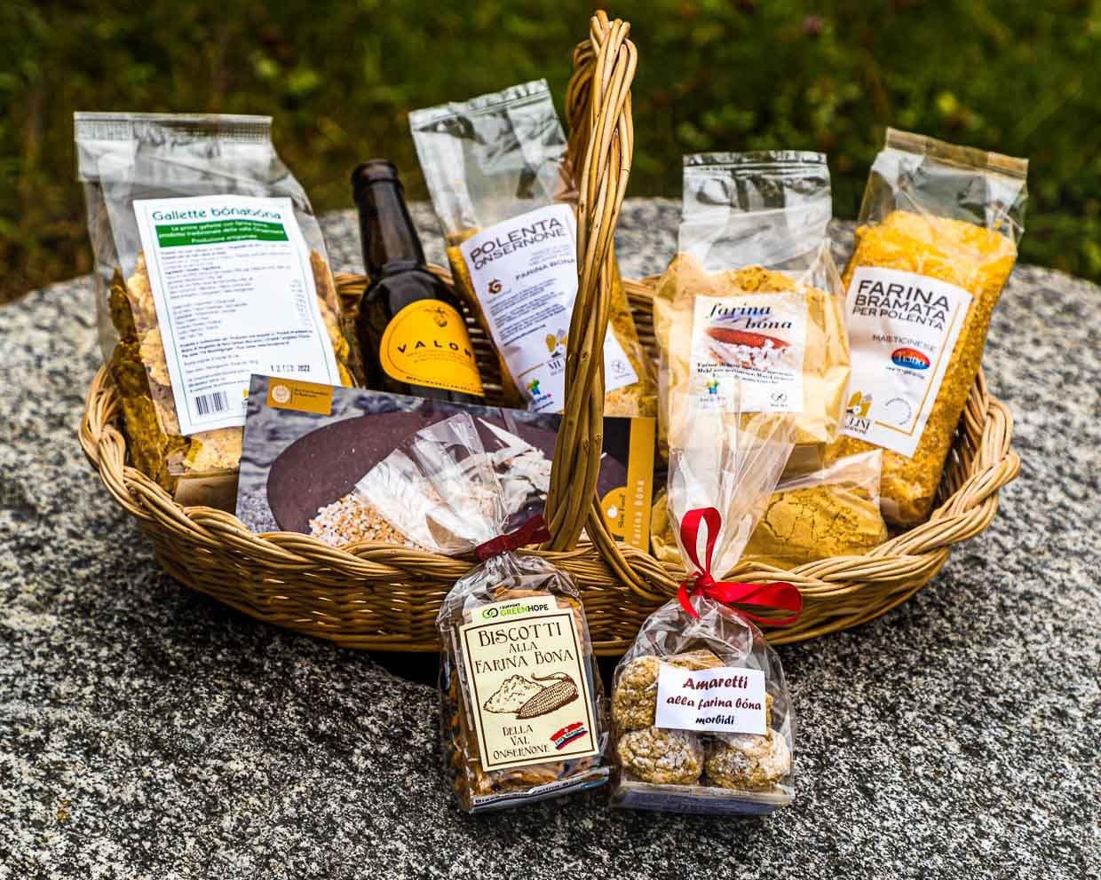 Eine Auswahl der Produkte mit Farina Bona. Vom Polentamehl, über Biscotti bis zu Bier. Alles ist auch im Dorfladen von Vergeletto erhältlich