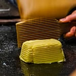 Im Maison de Beurre von Jean-Yves Bordier in Saint Malo schlagen Butter-Paddel Wasser aus der Butter heraus / © Foto: Georg Berg