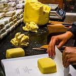 Butterstücke von 125 g werden in Papier verpackt. Beurre Bordier in Saint Malo / © Foto: Georg Berg