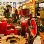 Im Verkaufsraum von Beurre Bordier in Saint Malo.  Werkzeuge für die Herstellung von Faßbutter der Beurre Baratte / © Foto: Georg Berg