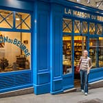 La Maison du Beurre in Saint Malo. Im Schaufenster werden auch alte Werkzeuge zur Butterherstellung gezeigt / © Foto: Georg Berg