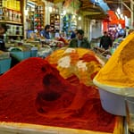 Markt in Meknes, Marocco. Gewürze wie Kurkuma, Zimt oder Ingwer zu hohen Pyramiden getürmt werden, erhält man Safran nur auf Nachfrage beim Händler / © Foto: Georg Berg