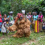 Die Figur des Gbeni ist der wichtigste Spieler im Poro Geheimbund. Die Gbeni Maske hat immer einen zylindrischen Kopf und ist mit Muscheln oder Spiegeln dekoriert / © Foto: Georg Berg