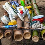 Der Abwasch trocknet auf einem Bambusgestell in einem Camp auf Tiwai-Island, Sierra Leone / © Foto: Georg Berg