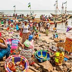 Rollenverteilung im Hafen von Tombo Bay, Sierra Leone. Frauen warten auf die Fischer und ihren Fang / © Foto: Georg Berg