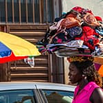 Frau trägt ein Tablett voller BHs auf dem Kopf / © Foto: Georg Berg