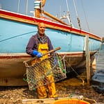 James Brown, einer der letzten Austernfischer in Cornwall vor seinem Segelboot / © Foto: Georg Berg