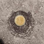 Kunst-Relikte: Einst ein umstrittenes Kunstwerk, dass die Kasselaner genervt hat. Der „Vertikale Kilometer“ von Walter de Maria verwandelte den Platz vor dem Fridericianum im Jahre 1977 zu einem lärmenden Bohrfeld / © Foto: Georg Berg