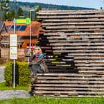 Anton Garcia Abril und Debora Mes, Ensamble Studio aus Spanien. Das Architekten-Duo war fasziniert von der Qualität roher, unbehandelter Eichenbretter und der Art der Schichtung in den Trockenlagern der Holzwerkstätten im Bregenzerwald. BUS:STOP Krumbach, Vorarlberg, Österreich / © Foto: Georg Berg