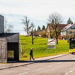 Sami Rintala, Dagur Eggertsson und Vibeke Jenssen, Norwegen. Bedarf und Möglichkeit: Eine Haltestelle mit einem zusätzlichen sozialen Angebot, denn die Rückseite des Wartehäuschens entpuppt sich als Tribüne. Traditionelle Holzkonstruktion mit Schindeln verkleidet / © Foto: Georg Berg