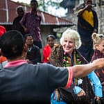 Indonesische Menschen in traditioneller Kleidung treffen sich mit Touristen / © Foto: Georg Berg
