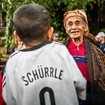 Indonesische Menschen in traditioneller Kleidung und westlichem Outfit / © Foto: Georg Berg
