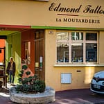 Hinter der unscheinbaren Fassade verbirgt sich eine große Tradition. Seit 1840 produziert die Nummer Vier der Senfproduzenten Frankreichs hinter diesen Mauern auf einem Grundstueck im Herzen von Beaune: La Moutarderie Edmond Fallot / © Foto: Georg Berg