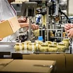 25.000 Gläser werden in der Fabrik von Edmond Fallot täglich abgefüllt / © Foto: Georg Berg