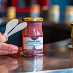 Viele der aromatisierten Senfsorten enthalten noch die Senfschalen. Sie gehören zu den groben Senfsorten und sind mit weiteren Burgund-Spezialitäten wie Cassis, der schwarzen Johannisbeere oder mit Pain d’Epices, Lebkuchengewürzen, verfeinert / © Foto: Georg Berg