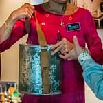 In Hüftflaschen, die unter langen Mänteln getragen wurden, schmuggelte man Absinth von Haus zu Haus / © Foto: Georg Berg