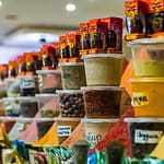 Afgahnischer Safran, angeboten in kleinen Verpackungen auf dem Markt von Dushanbe / © Foto: Georg Berg