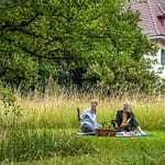 Katja Baumhoff, stellv. Leiterin der Sammlung Oskar Reinhart, erklärt, wie die Idee zu den Picknick-Körben entstanden ist / © Foto: Georg Berg