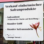 Verkaufsschild für Safranprodukte aus Mund im Wallis / © Foto: Georg Berg