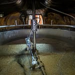 Blick in den Sudkessel der Heller Brauerei Schlenkerla. Sie ist eine von nur noch zwei Brauereien, die Rauchbier produzieren / © Foto: Georg Berg