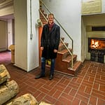 Matthias Trum, Inhaber der Heller Brauerei Schlenkerla vor dem offenen Feuer der Rauchdarre / © Foto: Georg Berg