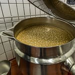 Großes Hefe-Kännchen in der Rauchbierbrauerei Schlenkerla in Bamberg. Bier darf nur aus Wasser, Hopfen und Gerste bestehen. Hefe wurde im Erlass von 1516 nicht erwähnt / © Foto: Georg Berg