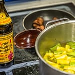 Eine Melange von guten Zutaten. Der Bohnensuppe nach einem mittelalterlichen Rezept wrid neben viel Safran auch Rauchbier zugefügt / © Foto: Georg Berg