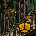 Der Schlenkerla ist allgegenwärtig. So nannten die Bamberger den Bierbrauer Andreas Graser, zweiter in der Generation der heutigen Eigentümerfamilie. Er schlenkerte beim Gehen auffällig mit den Armen und bekam so seinen Spitznamen / © Foto: Georg Berg