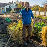 Auf dem Stadtacker umgeben von Wirsing, Kurkuma und Ingwer erzählt Sebastian Niedermaier von einigen der über 60 Gemüsesorten, die sein Betrieb anbietet / © Foto: Georg Berg