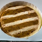 Rygeost, Rauchkäse in seiner Verpackung. Die dunklen Partien im Käse wurden dem Rauch ausgesetzt / © Foto: Georg Berg