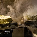 Der Rygeost ist eine Käsespezialität der dänischen Insel Fyn. Der Käse wird rund 20 Sekunden einem intensiven Rauch aus Biostroh ausgesetzt / © Foto: Georg Berg