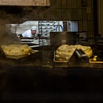 Käseproduzent Jørgen Hof aus Gundestrup hat die Rauchmaschine selbst konzipiert und feuert mit Stroh aus eigenem biologischem Anbau / © Foto: Georg Berg